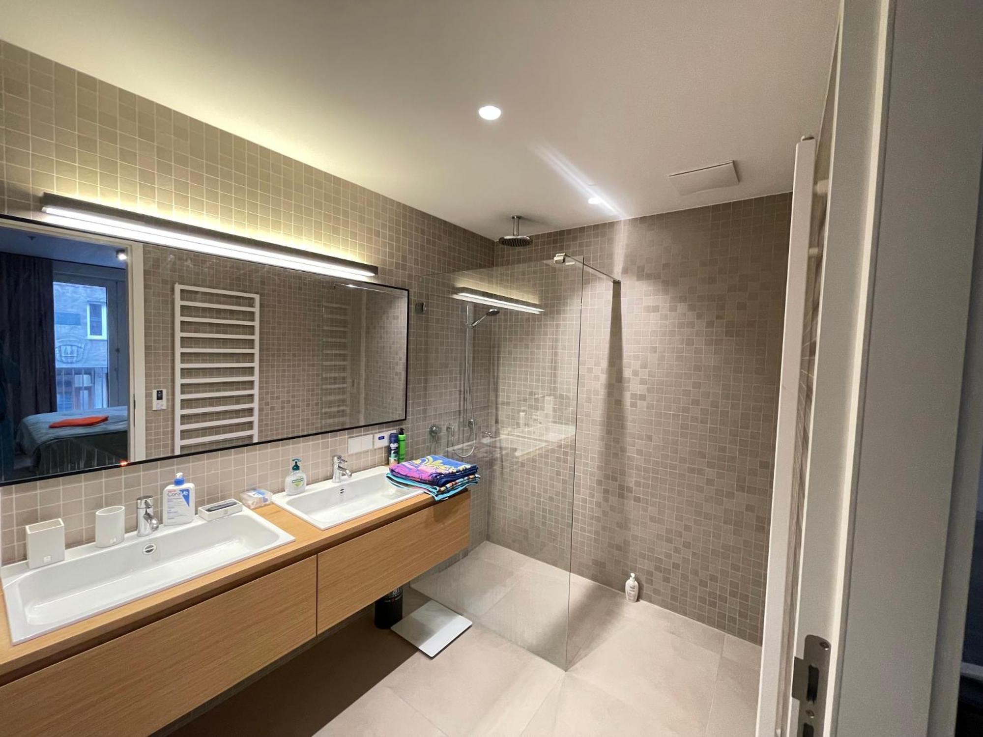 1-bedroom Luxury In The Heart Of With Kitchen And Parking